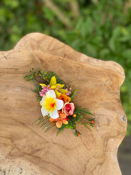 Exotic wedding hair comb Plumeria bridal comb Tropical wedding headpiece Magaela hair jewelry Wedding by the sea Beach wedding comb Hawaii