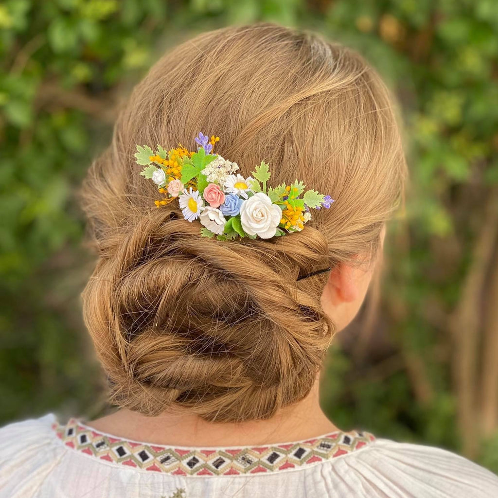 Flower bridal hair comb Meadow daisy and roses hair comb Spring wedding Bridal hair accessories White roses Magaela Wedding hairstyle inspo