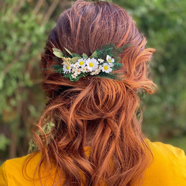 Natural meadow flower comb Daisy hair comb for bride Cottagecore Wedding accessories Bride to be Magaela handmade Wildflowers headpiece