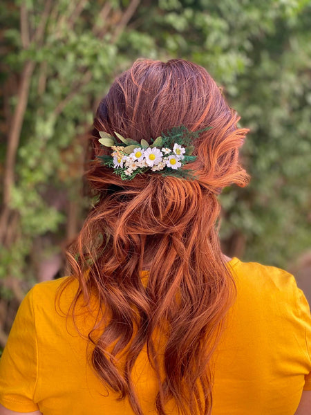 Natural meadow flower comb Daisy hair comb for bride Cottagecore Wedding accessories Bride to be Magaela handmade Wildflowers headpiece