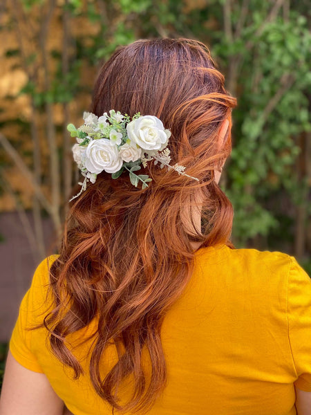 Romantic flower hair comb Boho ivory and green headpiece Roses wedding hair comb Bridal hair custom accessories Magaela White flower comb