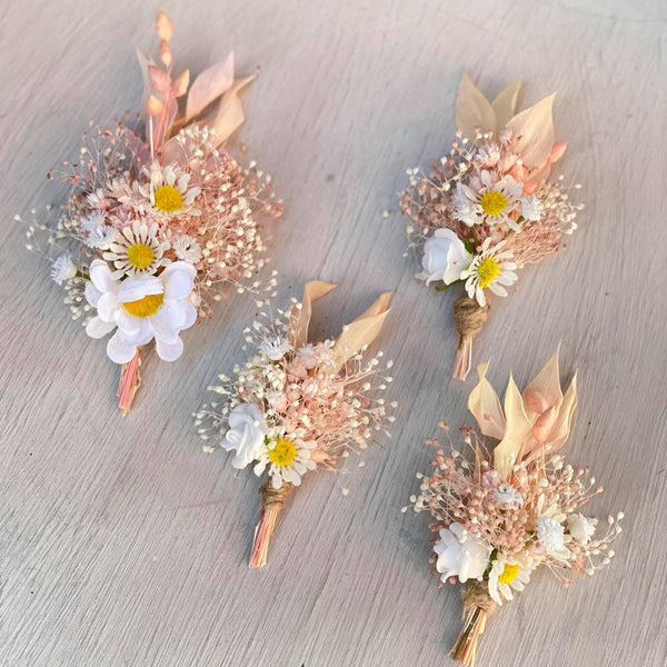 Groom boutonniere Flower accessories for groom Best man buttonhole Magaela Wedding 2021 Romantic daisy corsage for groom Groomsmen corsage