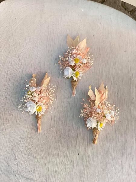 Groom boutonniere Flower accessories for groom Best man buttonhole Magaela Wedding 2021 Romantic daisy corsage for groom Groomsmen corsage