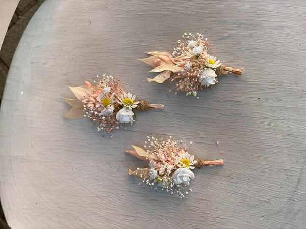 Groom boutonniere Flower accessories for groom Best man buttonhole Magaela Wedding 2021 Romantic daisy corsage for groom Groomsmen corsage