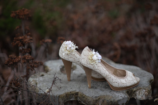 Flower shoe clips Wedding shoe clips Bridal shoes Shoe decor Flowers for shoes Beige and ivory shoe clips Wedding accessories Magaela