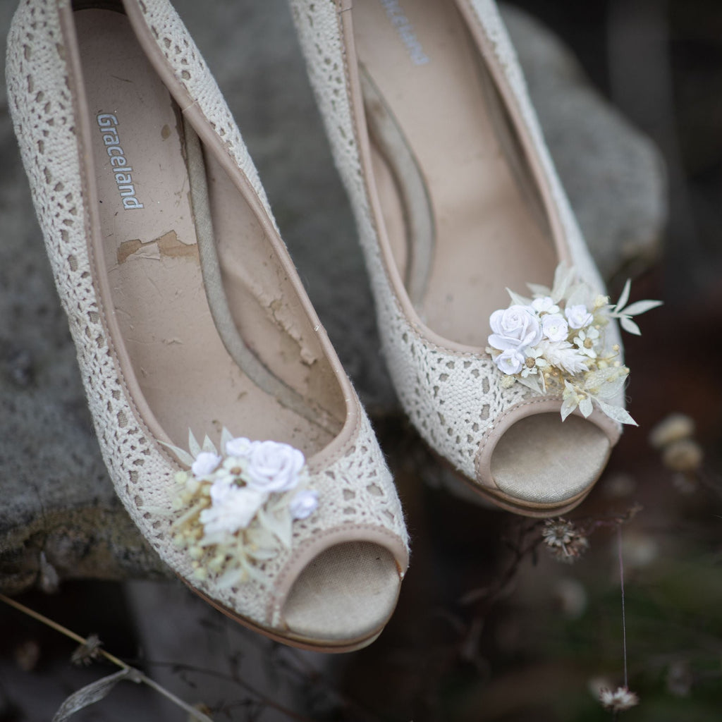 Flower shoe clips Wedding shoe clips Bridal shoes Shoe decor Flowers for shoes Beige and ivory shoe clips Wedding accessories Magaela