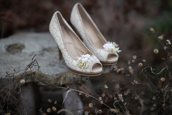 Flower shoe clips Wedding shoe clips Bridal shoes Shoe decor Flowers for shoes Beige and ivory shoe clips Wedding accessories Magaela