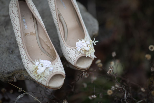 Flower shoe clips Wedding shoe clips Bridal shoes Shoe decor Flowers for shoes Beige and ivory shoe clips Wedding accessories Magaela