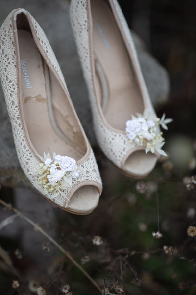 Flower shoe clips Wedding shoe clips Bridal shoes Shoe decor Flowers for shoes Beige and ivory shoe clips Wedding accessories Magaela