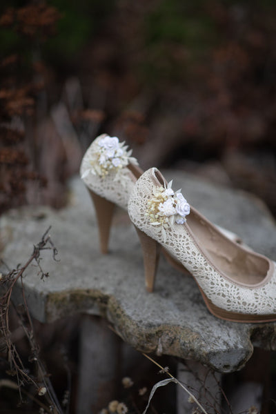 Flower shoe clips Wedding shoe clips Bridal shoes Shoe decor Flowers for shoes Beige and ivory shoe clips Wedding accessories Magaela