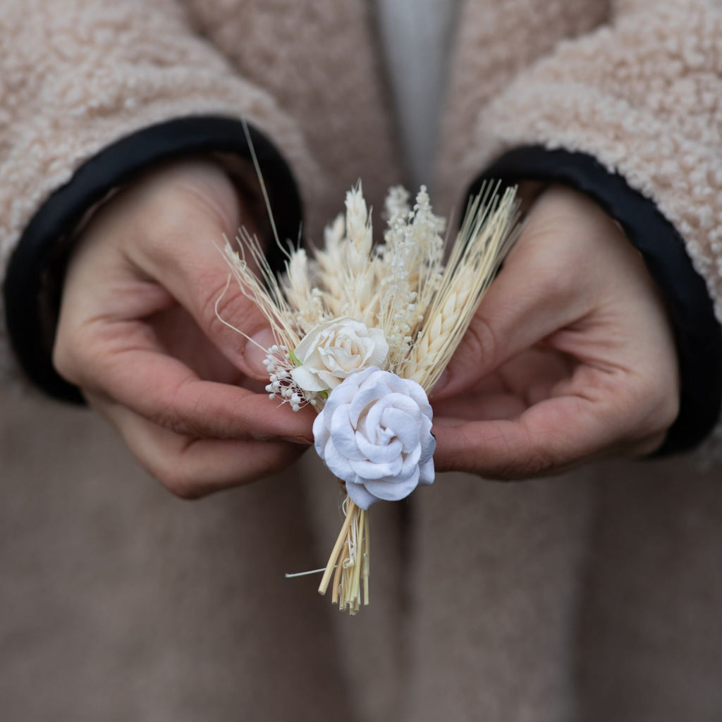 Flower boutonniere for groom Ear of wheat and white roses Groom's corsage rustic wedding Flower pin Beige and white buttonhole Magaela