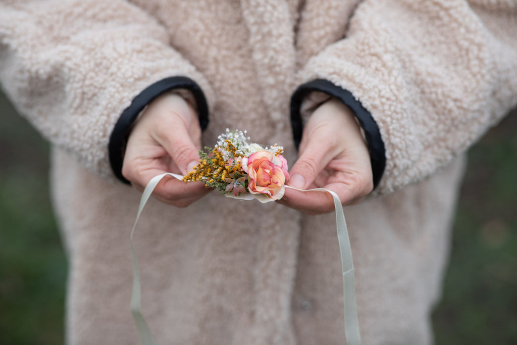 Amazon.com: XAN Bridesmaid Wrist Flower Corsage Bride Silk Wrist Flower,  with Artificial Pearl Bead Elastic Bracelet Wristband Gold Leaf, Used for  Wedding Ball Hand Flower Decoration (Pink & Wrist Flower) : Home