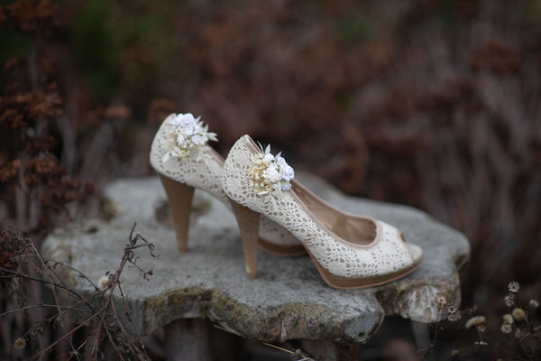 Flower shoe clips Wedding shoe clips Bridal shoes Shoe decor Flowers for shoes Beige and ivory shoe clips Wedding accessories Magaela