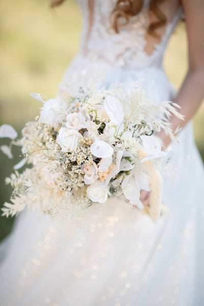 White boho bouquet Bridal flower bouquet Wedding accessories Bride to be Bouquet inspiration White roses Powder pastel colours Magaela