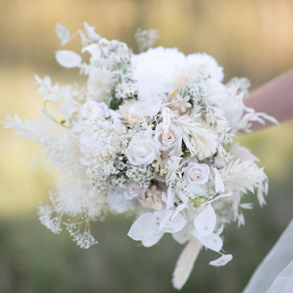 White boho bouquet Bridal flower bouquet Wedding accessories Bride to be Bouquet inspiration White roses Powder pastel colours Magaela