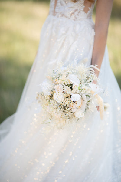 White boho bouquet Bridal flower bouquet Wedding accessories Bride to be Bouquet inspiration White roses Powder pastel colours Magaela