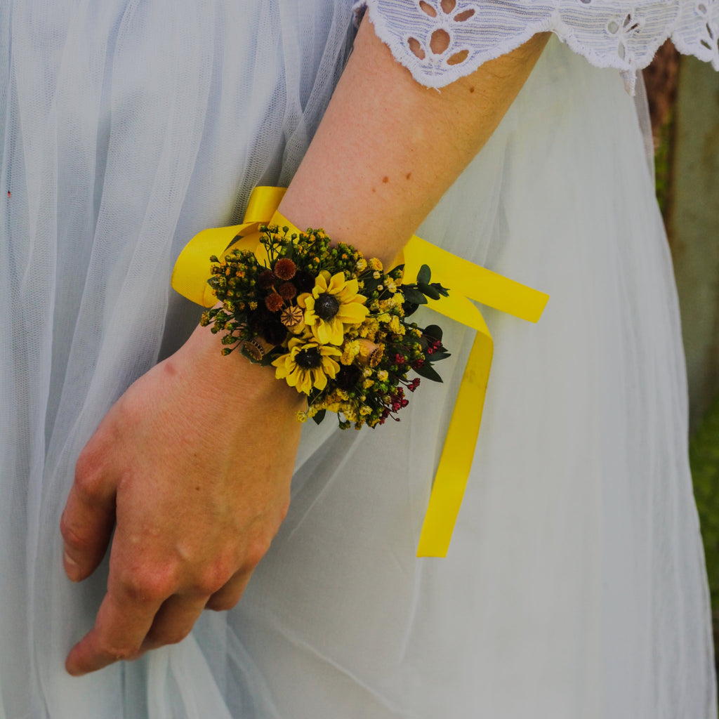 Sunflower bridal bracelet Flower wrist corsage Adjustable flower bracelet Bridesmaid gift Customisable bracelet Yellow and green Magaela