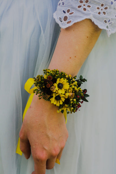 Sunflower bridal bracelet Flower wrist corsage Adjustable flower bracelet Bridesmaid gift Customisable bracelet Yellow and green Magaela