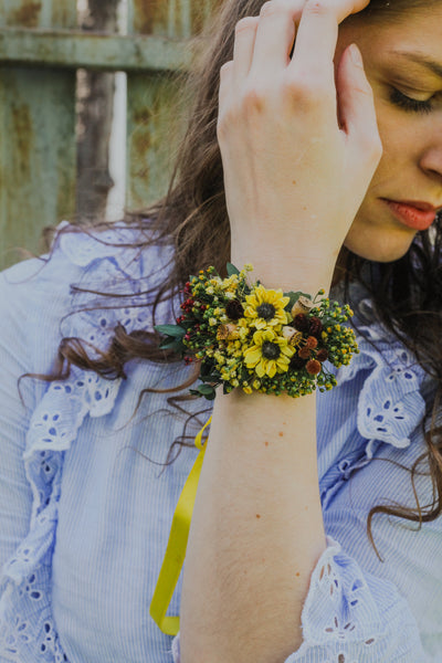 Sunflower bridal bracelet Flower wrist corsage Adjustable flower bracelet Bridesmaid gift Customisable bracelet Yellow and green Magaela