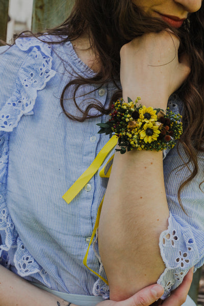 Sunflower bridal bracelet Flower wrist corsage Adjustable flower bracelet Bridesmaid gift Customisable bracelet Yellow and green Magaela