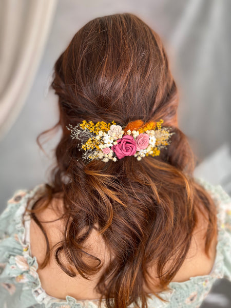 Romantic hair clip with pink roses