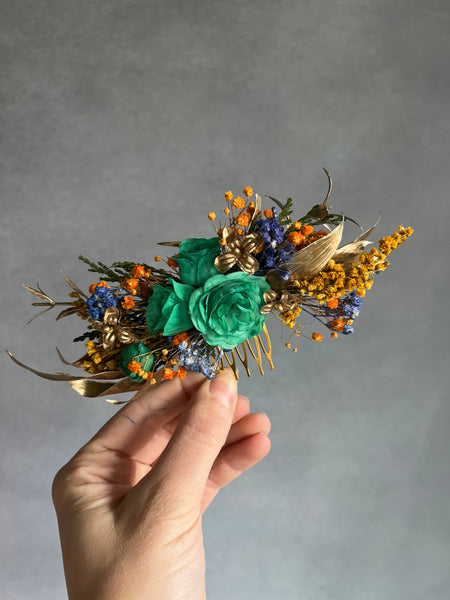 Emerald and golden hair comb