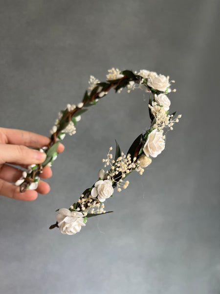 Bridal crown with white roses