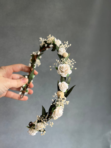Bridal crown with white roses