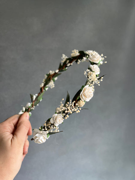 Bridal crown with white roses
