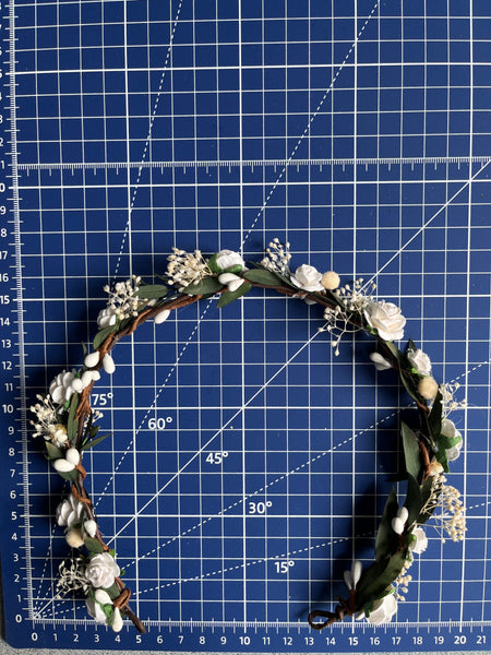 Bridal crown with white roses