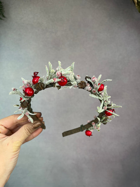 Winter headband with rosehips