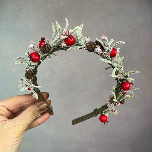 Winter headband with rosehips