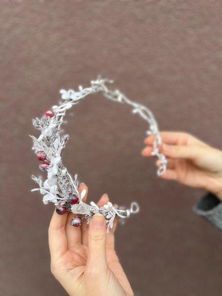 Winter flower half wreath with rose hips
