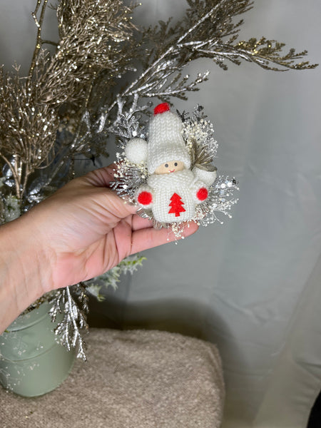 Christmas flower brooch with dolls