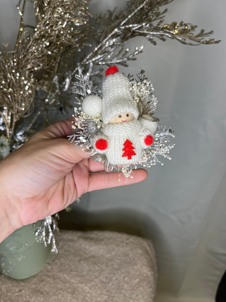 Christmas flower brooch with dolls