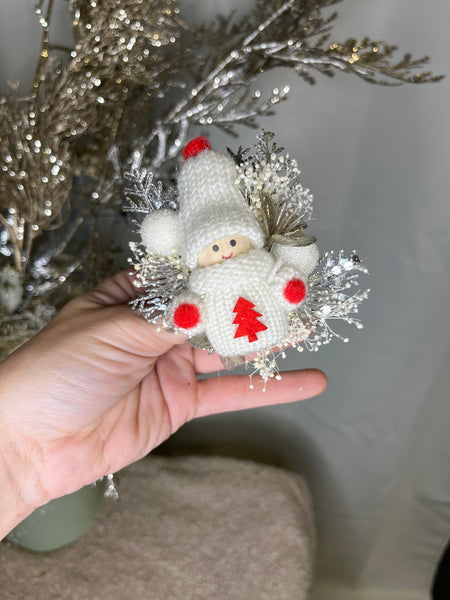 Christmas flower brooch with dolls