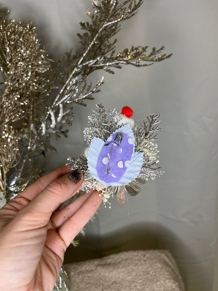 Christmas flower brooch with dolls