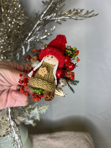 Christmas flower brooch with dolls