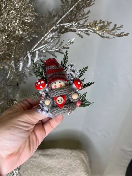 Christmas flower brooch with dolls