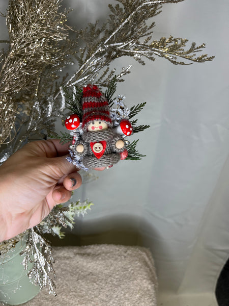 Christmas flower brooch with dolls