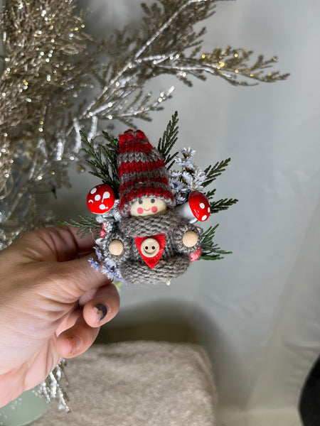 Christmas flower brooch with dolls
