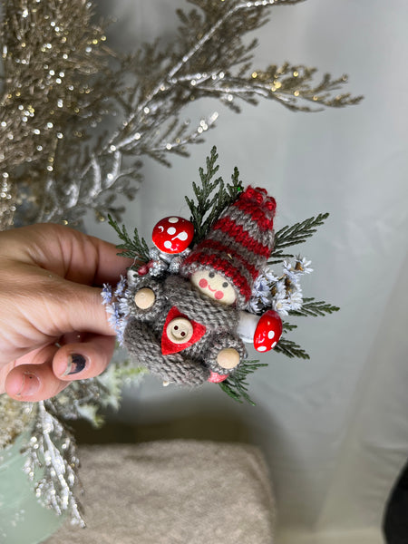 Christmas flower brooch with dolls