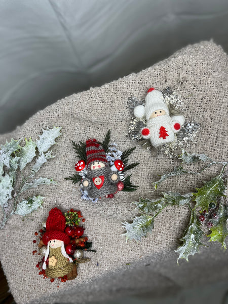 Christmas flower brooch with dolls