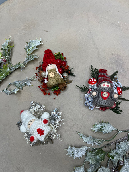 Christmas flower brooch with dolls