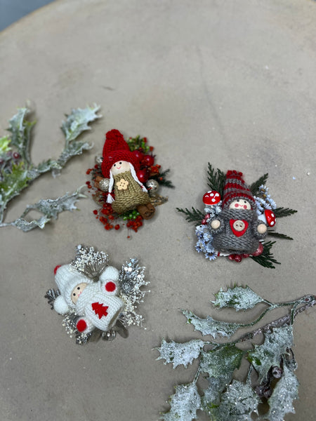 Christmas flower brooch with dolls