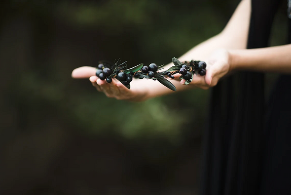 Dark flower half wreath Black flower crown with berries Natural flower crown Half wreath with dark berries Greenery wreath Magaela handmade