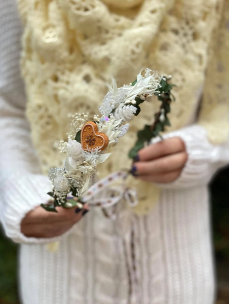 Winter flower wreath Flower crown with gingerbread heart Christmas Wreath for bride Christmas wedding Green and white Magaela Natural