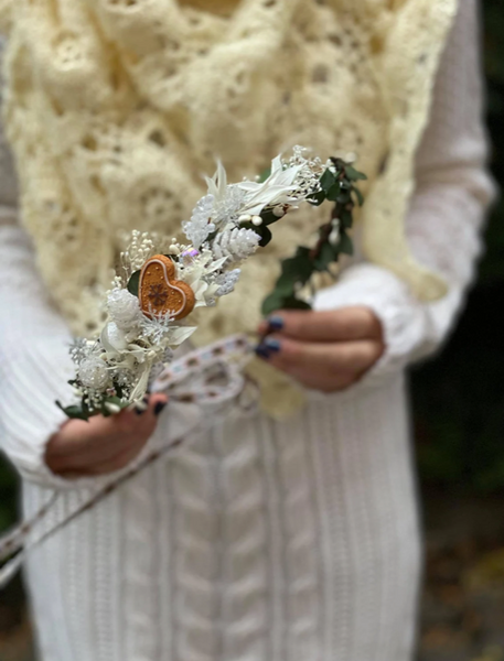 Winter flower wreath Flower crown with gingerbread heart Christmas Wreath for bride Christmas wedding Green and white Magaela Natural