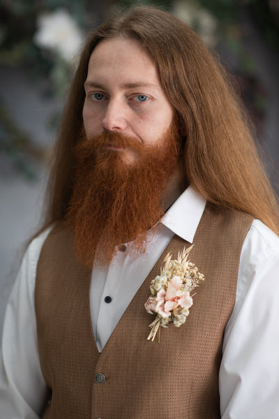 Rustic ivory flower boutonniere