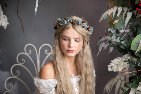 Winter flower half wreath with pine cones